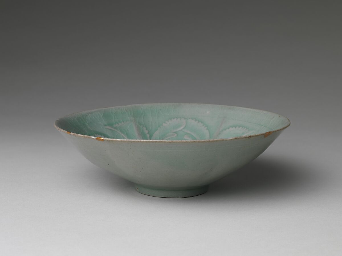 Bowl decorated with foliate rim and peony

, Stoneware with mold-impressed and incised design under celadon glaze, Korea