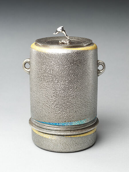 Silver Freshwater Jar with Dolphin (Nanryō irukamon mizusashi), Miyata Ryohei 宮田亮平, Hammered silver with gold foil, Japan