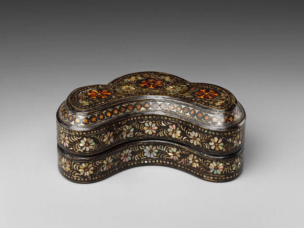 Trefoil-shaped covered box with decoration of chrysanthemums

, Lacquer inlaid with mother-of-pearl and tortoise shell over pigment and brass wire, Korea