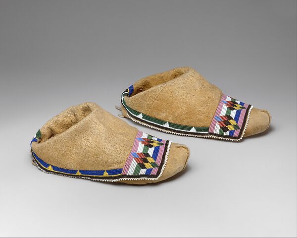 Pair of Moccasins, Native-tanned skin, glass, Winnebago