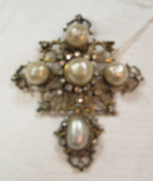 Brooch, House of Chanel (French, founded 1910), metal, faux pearl, rhinestone, French 