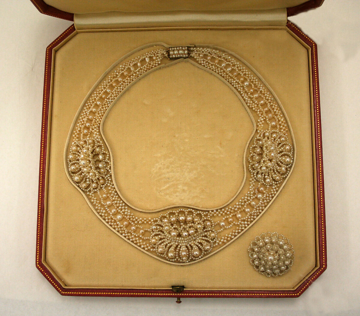 Jewelry set, seed pearls, mother-of-pearl, gold, American or European