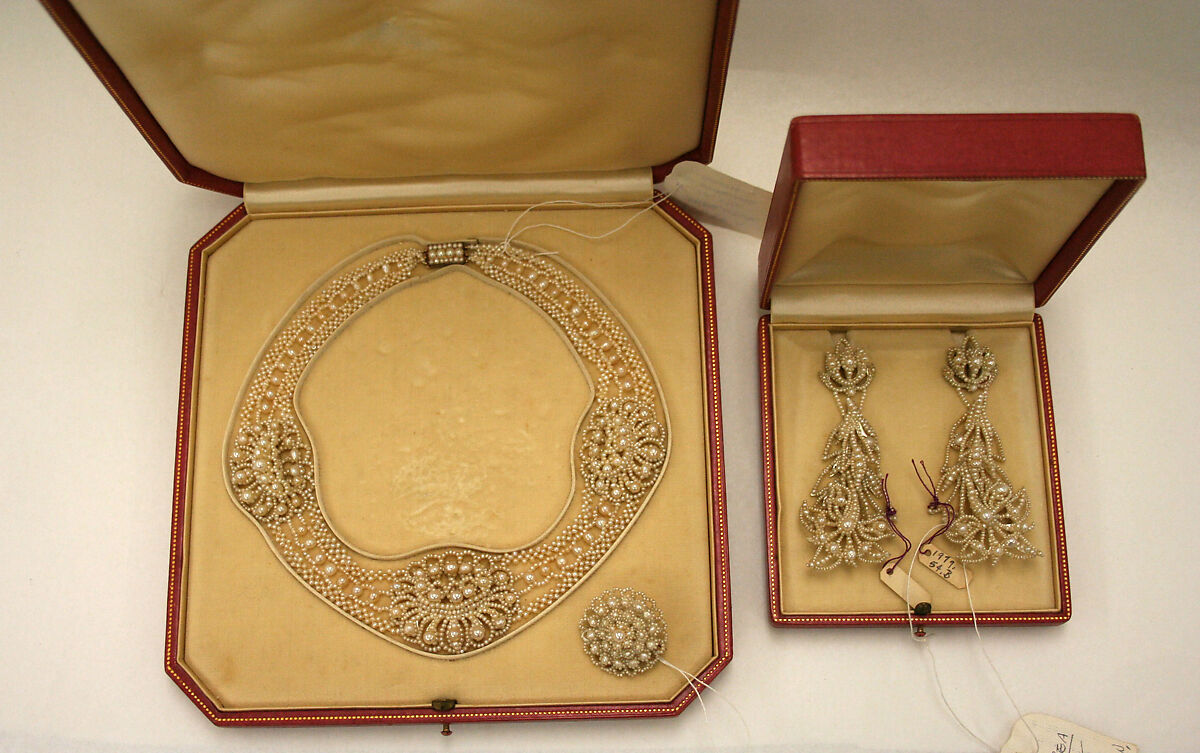 Jewelry set, seed pearls, mother-of-pearl, gold, American or European