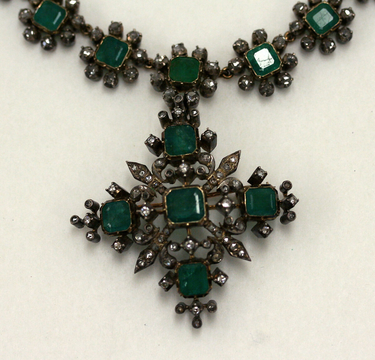 Necklace, gold, emeralds, diamonds, European