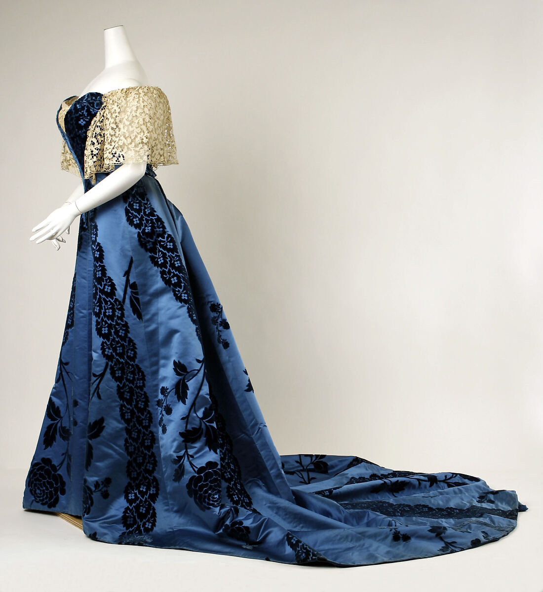 Evening dress, House of Worth (French, 1858–1956), silk, cotton, French