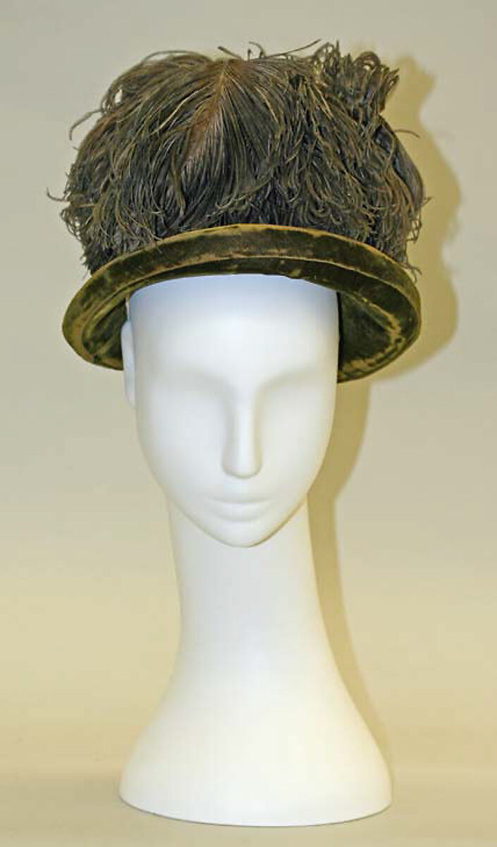 Ensemble, (a, b) Pauline, (a,b) silk
(c) silk, feathers, French