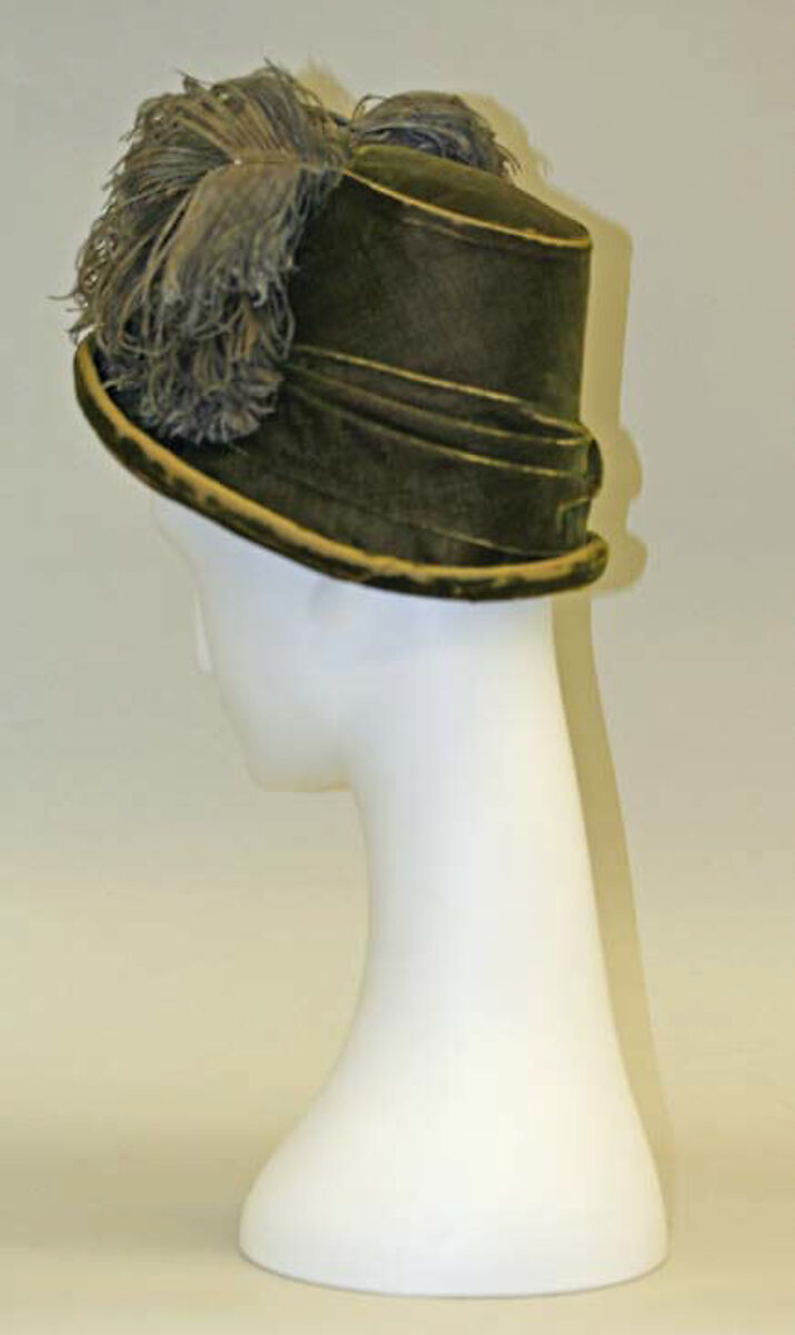 Ensemble, (a, b) Pauline, (a,b) silk
(c) silk, feathers, French