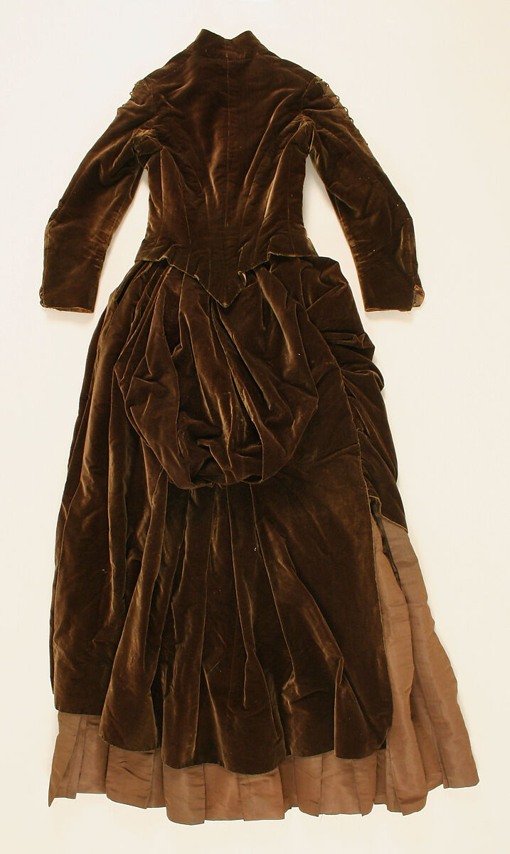 Ensemble, (a, b) Pauline, (a,b) silk
(c) silk, feathers, French