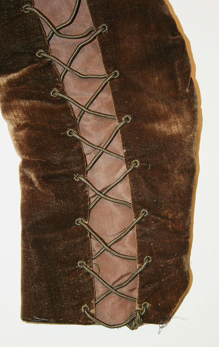 Ensemble, (a, b) Pauline, (a,b) silk
(c) silk, feathers, French