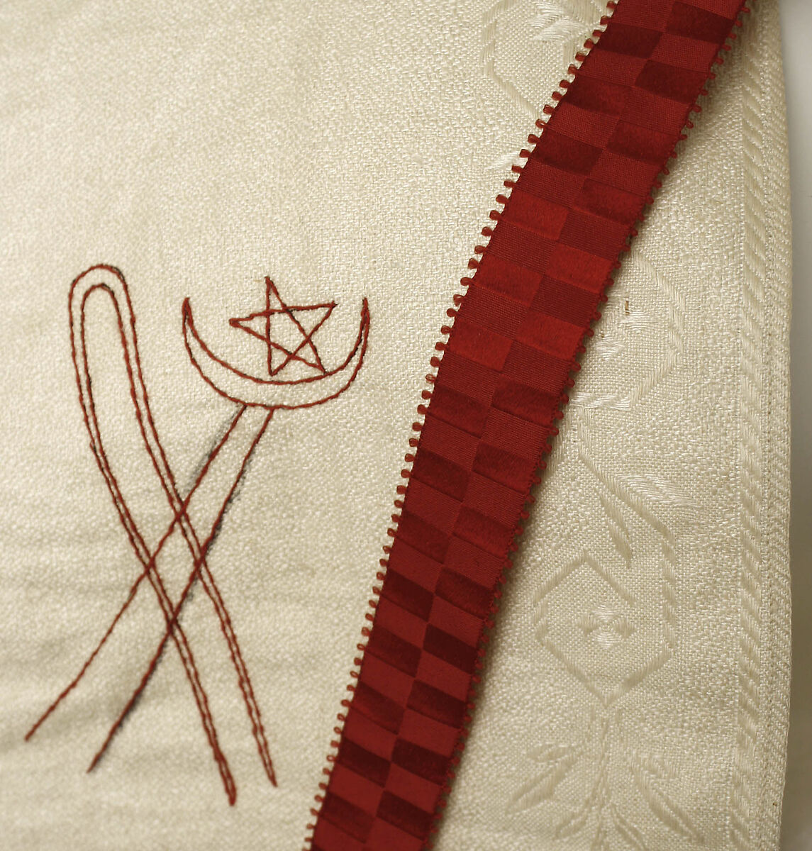 Bib, linen, silk, American or European
