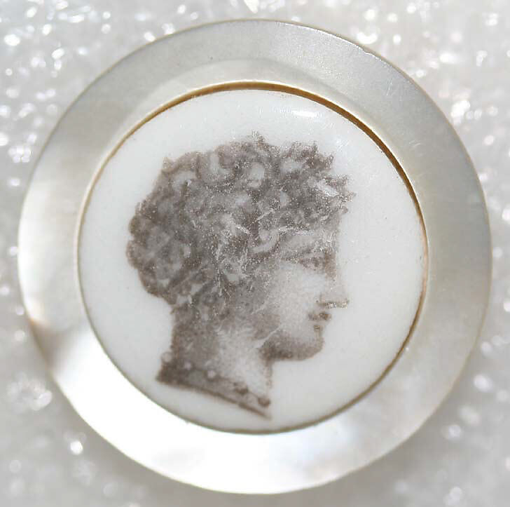 Button, porcelain, French