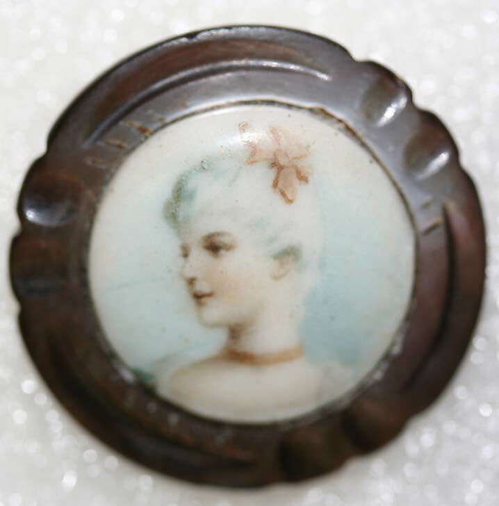 Button, porcelain, British