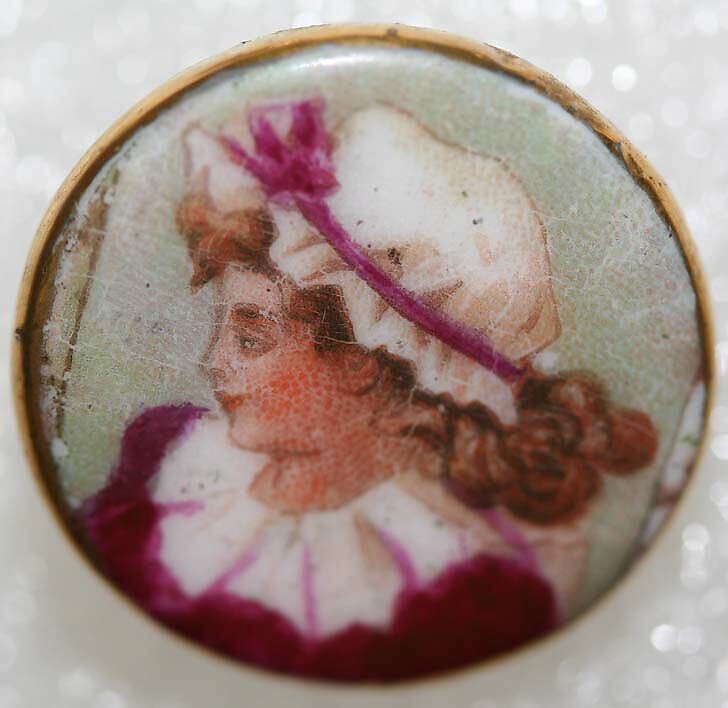 Button, porcelain, British