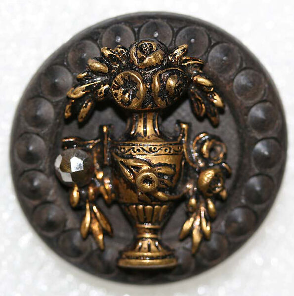 Button, wood, American or European