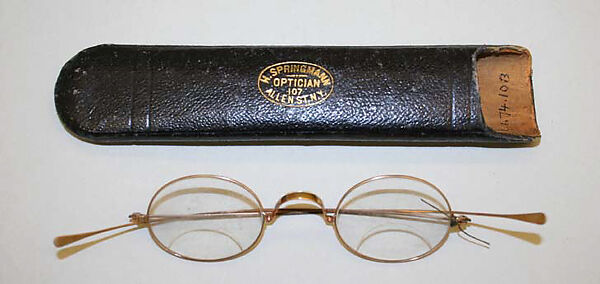 Spectacles, (a) gold, glass, British 