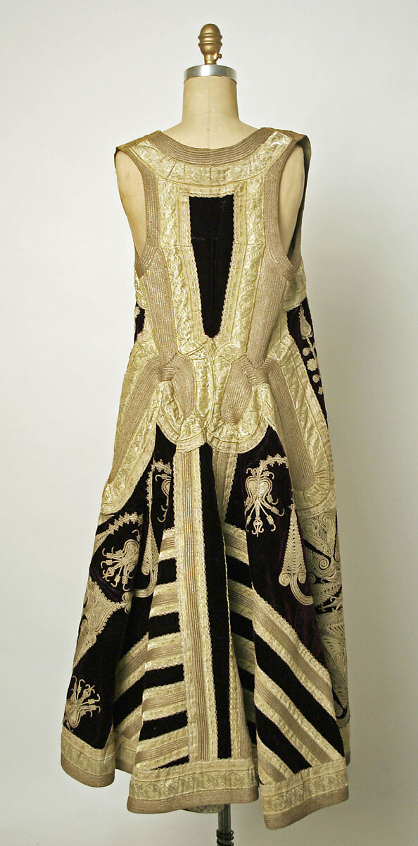 Pirpiri Kaftan, Silk velvet, metal wrapped thread; embroidered
lining: cotton; plain weave and printed