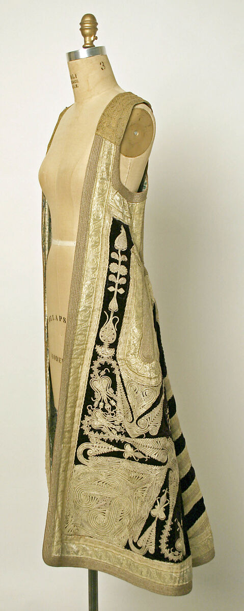 Pirpiri Kaftan, Silk velvet, metal wrapped thread; embroidered
lining: cotton; plain weave and printed 