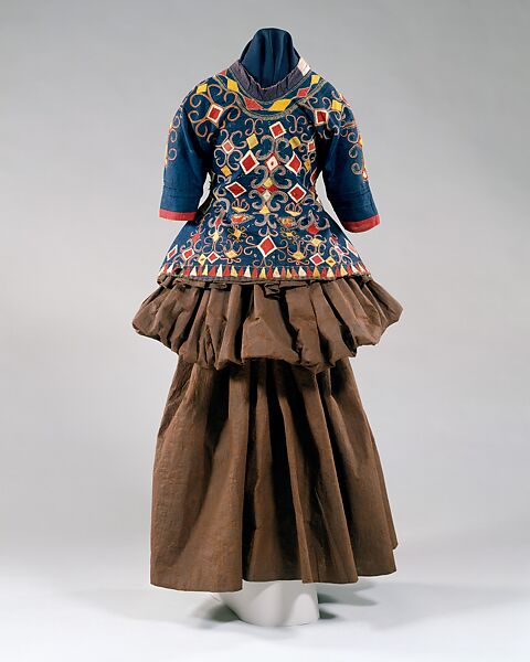 Ensemble, (a) cotton
(b) tapa, Indonesian