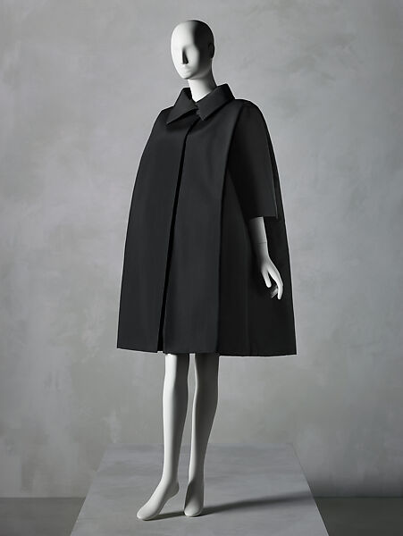 Vintage Fashion Guild - Evening ensemble made by Cristobal Balenciaga  (1895-1972) in his 1961 autumn/winter collection. Balenciaga was a Spanish  fashion designer and founder of the Balenciaga fashion house. His mother was