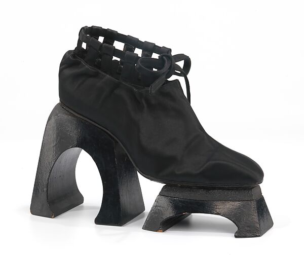 Model No. 487, House of Balenciaga (French, founded 1937), silk, wood, American