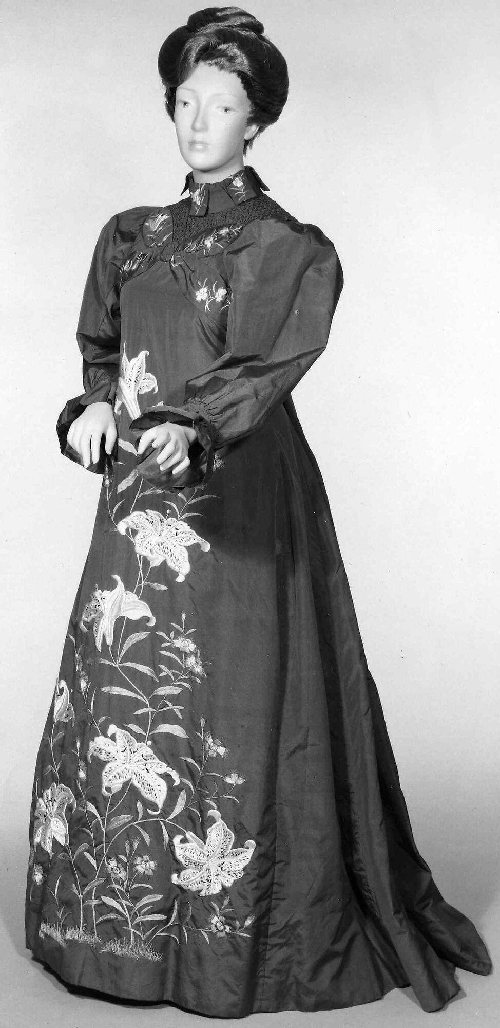 Tea gown, silk, British