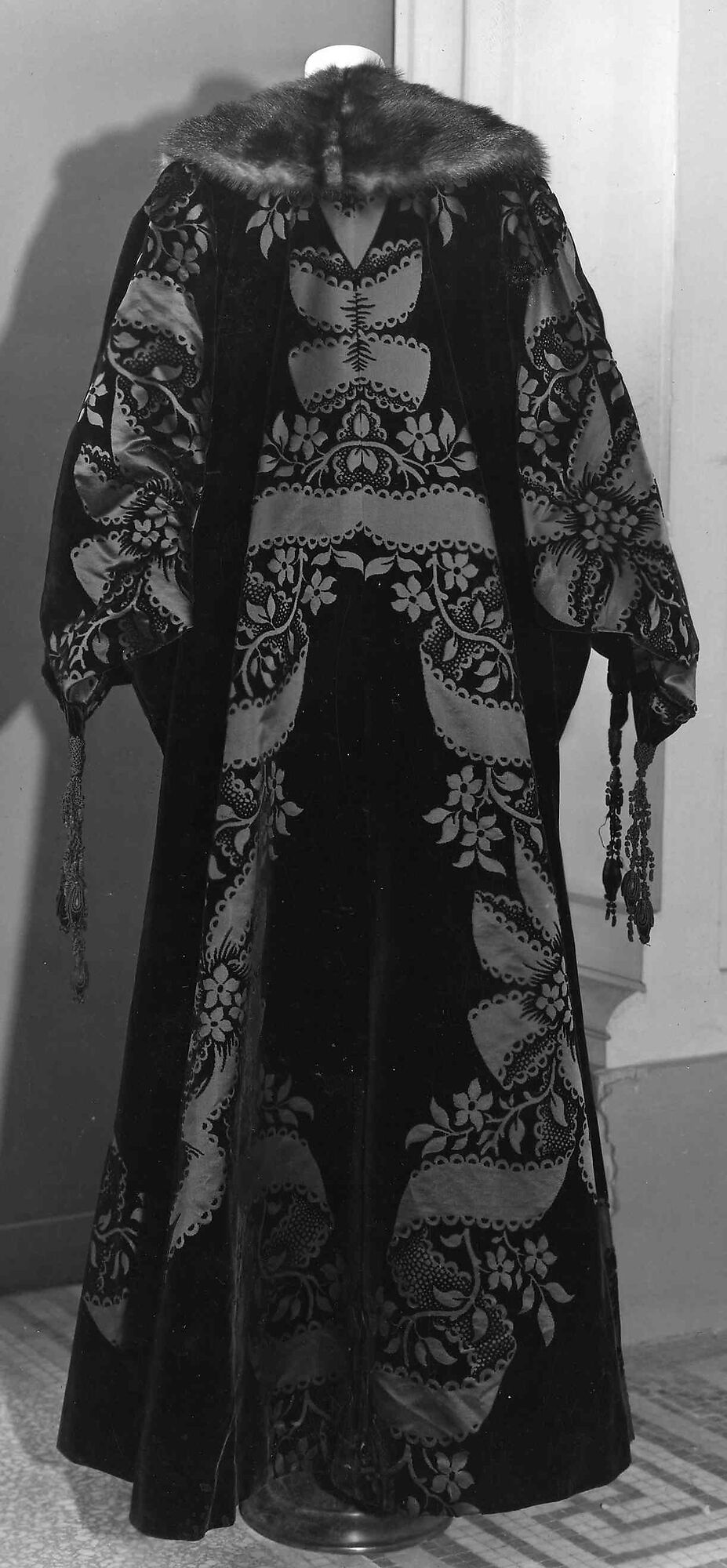 Evening coat, House of Worth (French, 1858–1956), silk, fur: European polecat (Mustela putorius), French