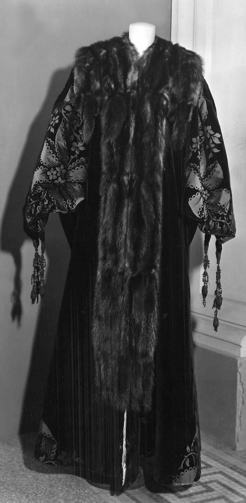 Evening coat, House of Worth (French, 1858–1956), silk, fur: European polecat (Mustela putorius), French