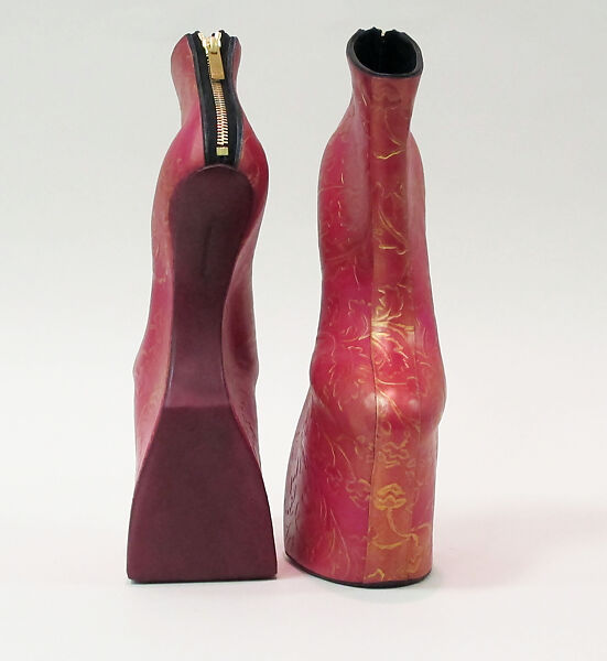 "Lady Bloom", Noritaka Tatehana (Japanese, born 1985), leather, metal, Japanese