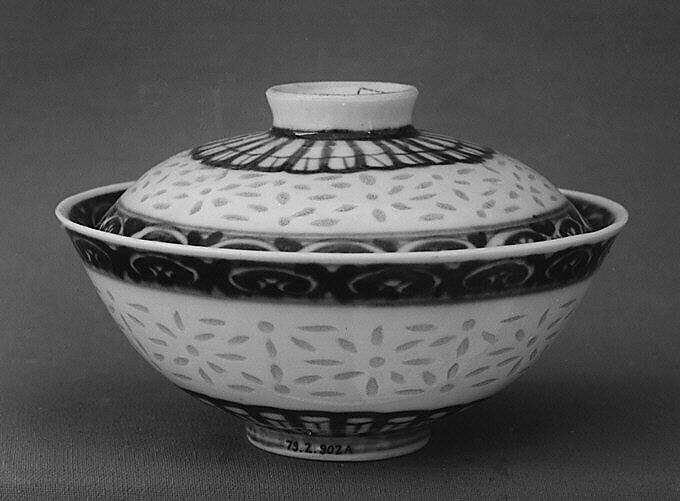Bowl with cover, Hard-paste porcelain, Chinese, for British or American market 