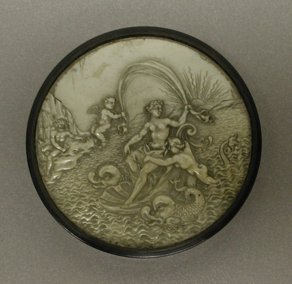 Venus Rising from the Sea, Disc: ivory; box: tortoiseshell, European 
