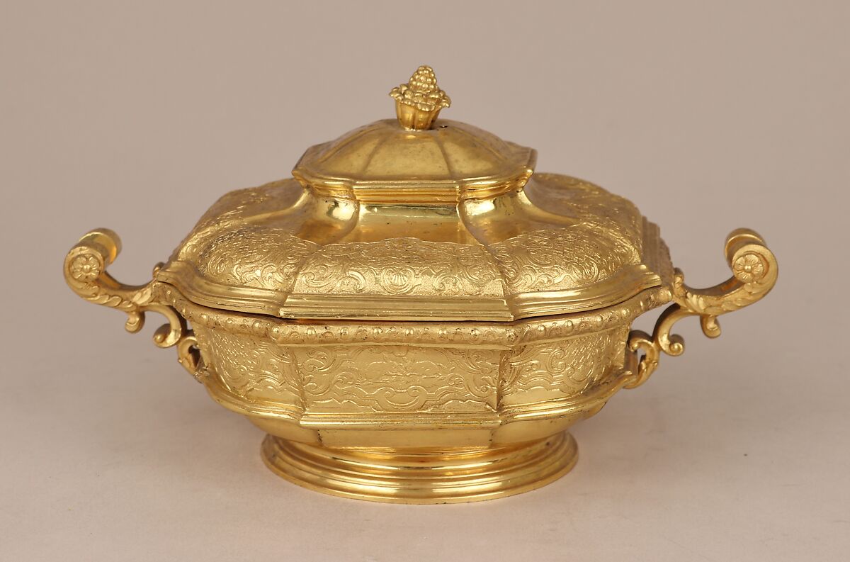 Toilet box with cover, After an original by Johann Ludwig Biller (1692–1746), Gold, British, Birmingham, after German original 