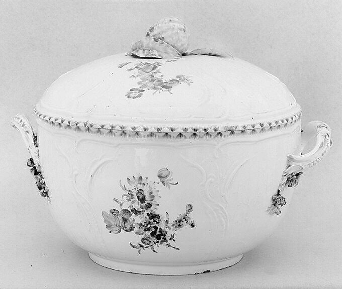 Tureen with cover, Royal Porcelain Manufactory, Berlin (German, founded 1763), Hard-paste porcelain, German, Berlin 