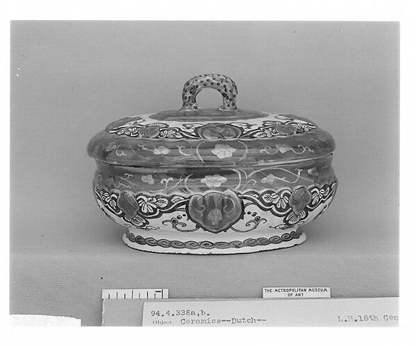 Sweetmeat box and cover
