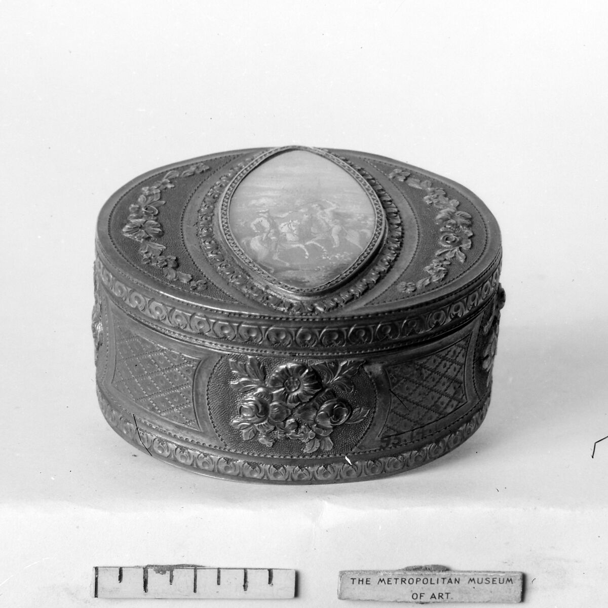 Snuffbox with miniature representing battle scene, Silver, gold, French 