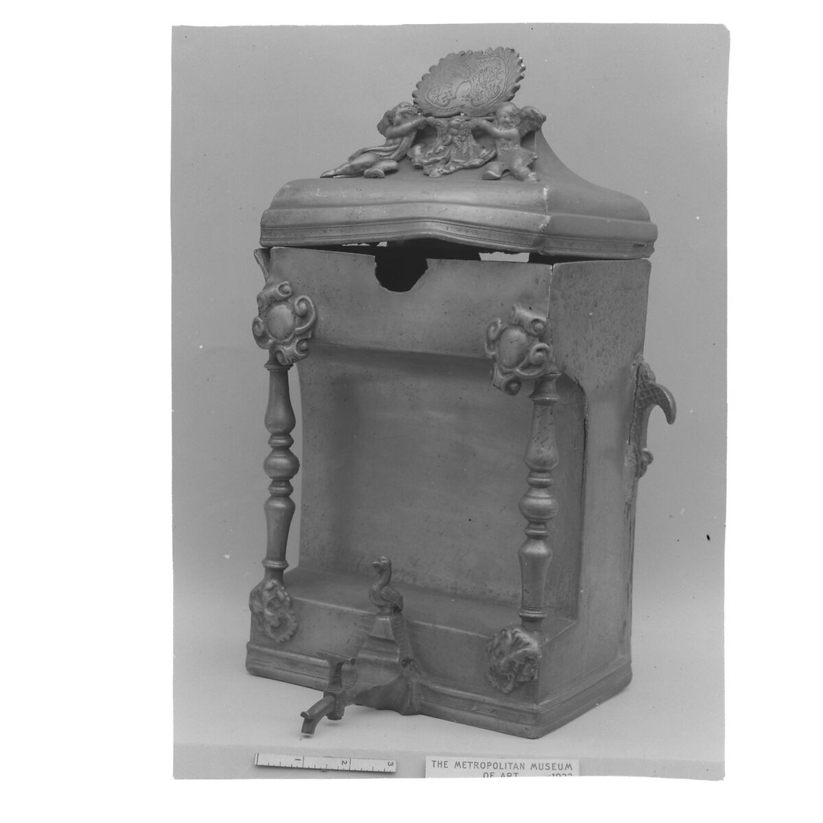 Lavabo cistern, Pewter, French 