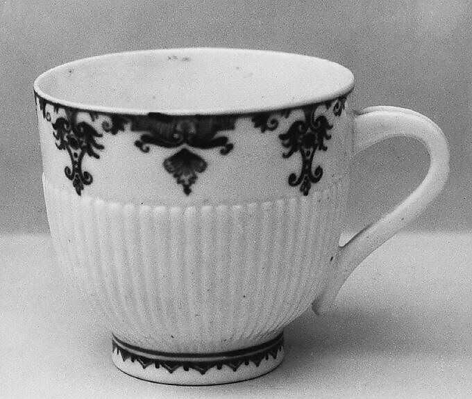 Cup, Saint-Cloud factory (French, mid-1690s–1766), Soft-paste porcelain, French, Saint-Cloud 