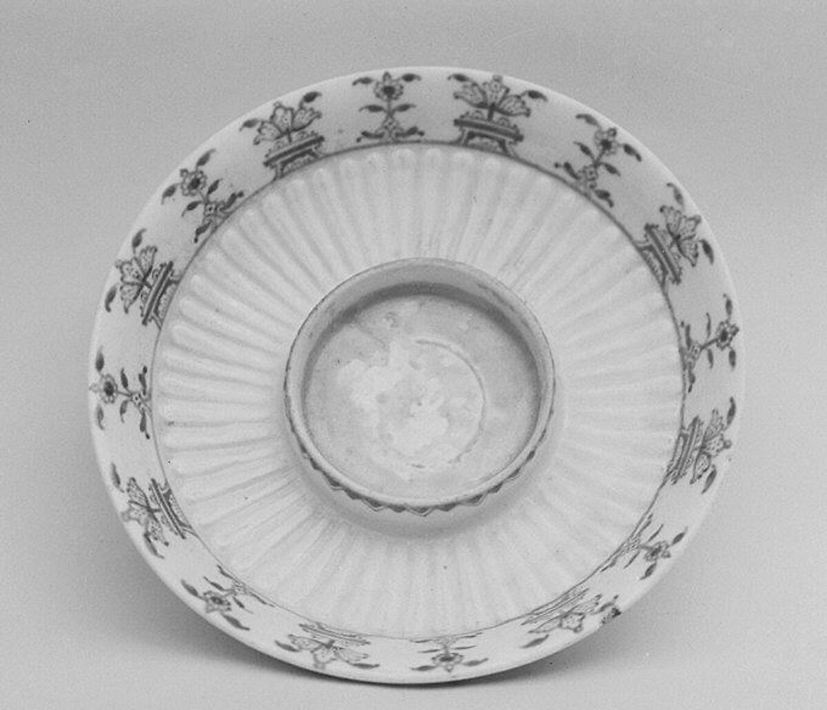 Saucer, Saint-Cloud factory (French, mid-1690s–1766), Soft-paste porcelain, French, Saint-Cloud 