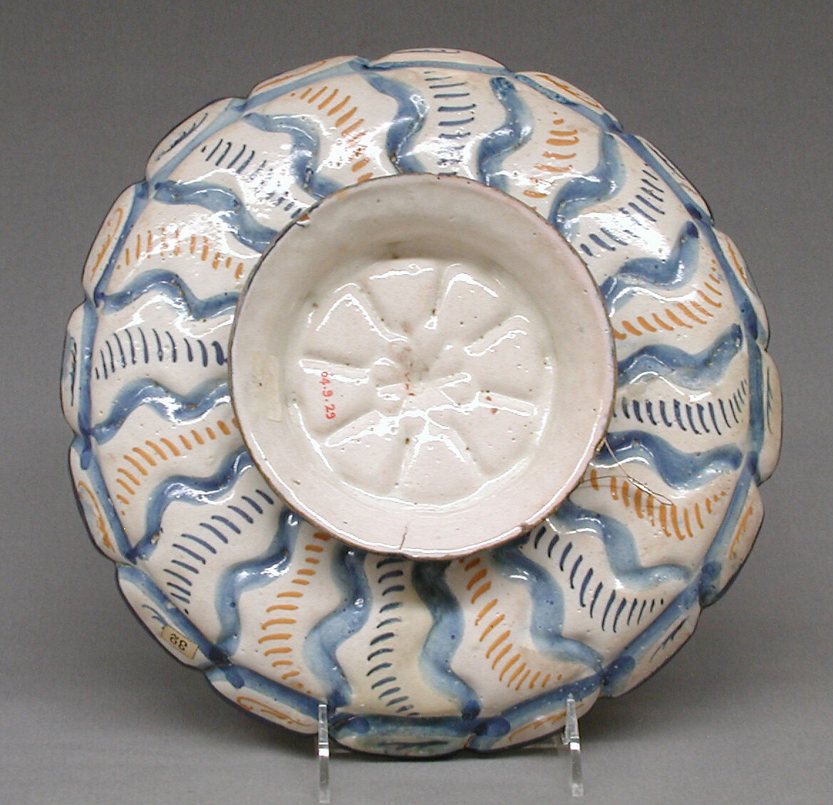 Shallow dish, Maiolica (tin-glazed earthenware), Italian, Faenza