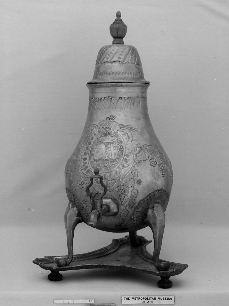 Urn with cover and tray, Pewter, brass, wood, probably Dutch