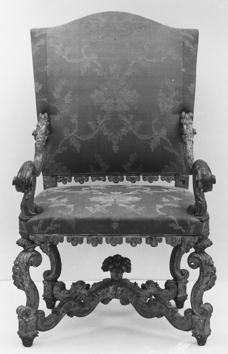 Pair of armchairs, Carved and gilded walnut, with crimson and gold silk cannelé fabric (not original), Italian 