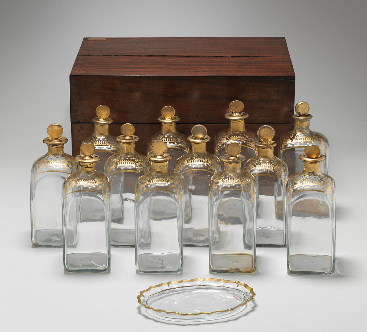 Canteen with twelve bottles, six glasses and one dish, Glass, mahogany, brass, British