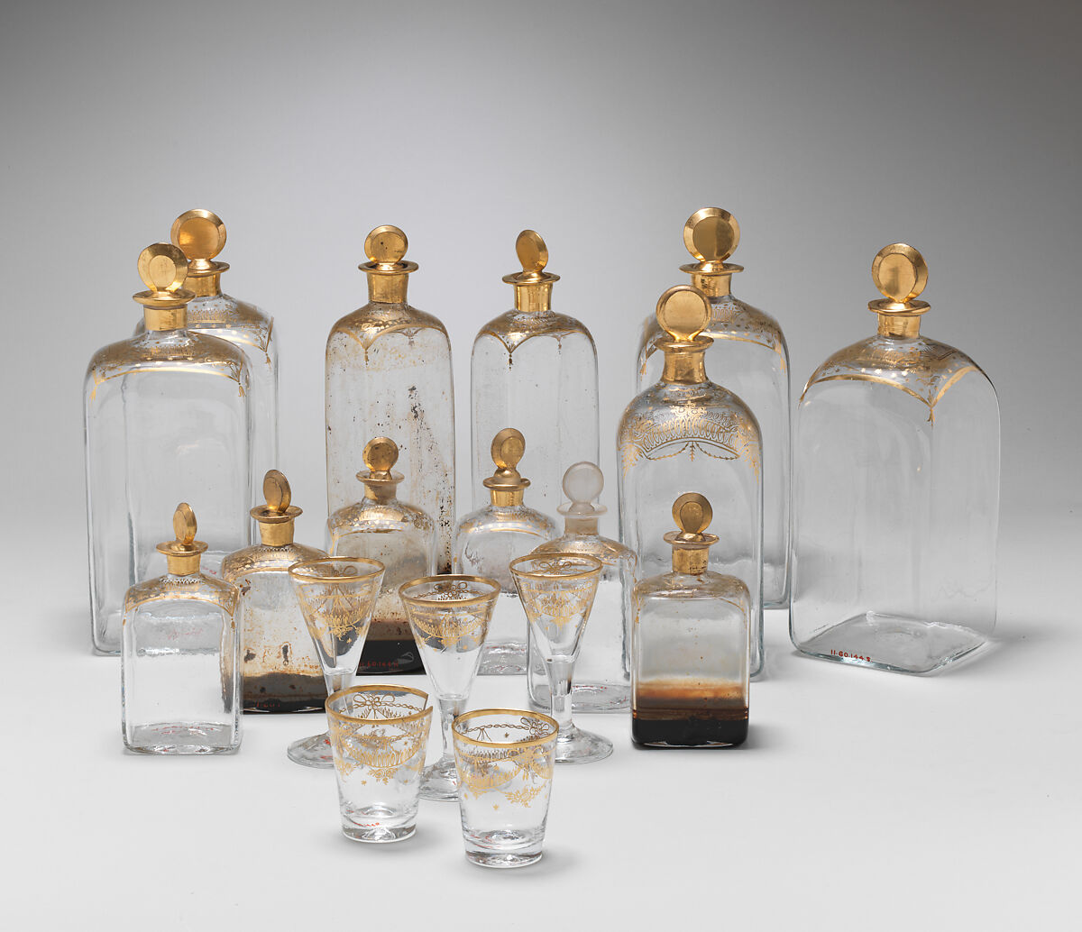 Canteen with thirteen bottles and five wineglasses, Oak, glass, British