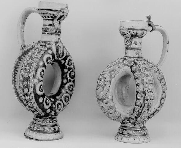 Annular jug