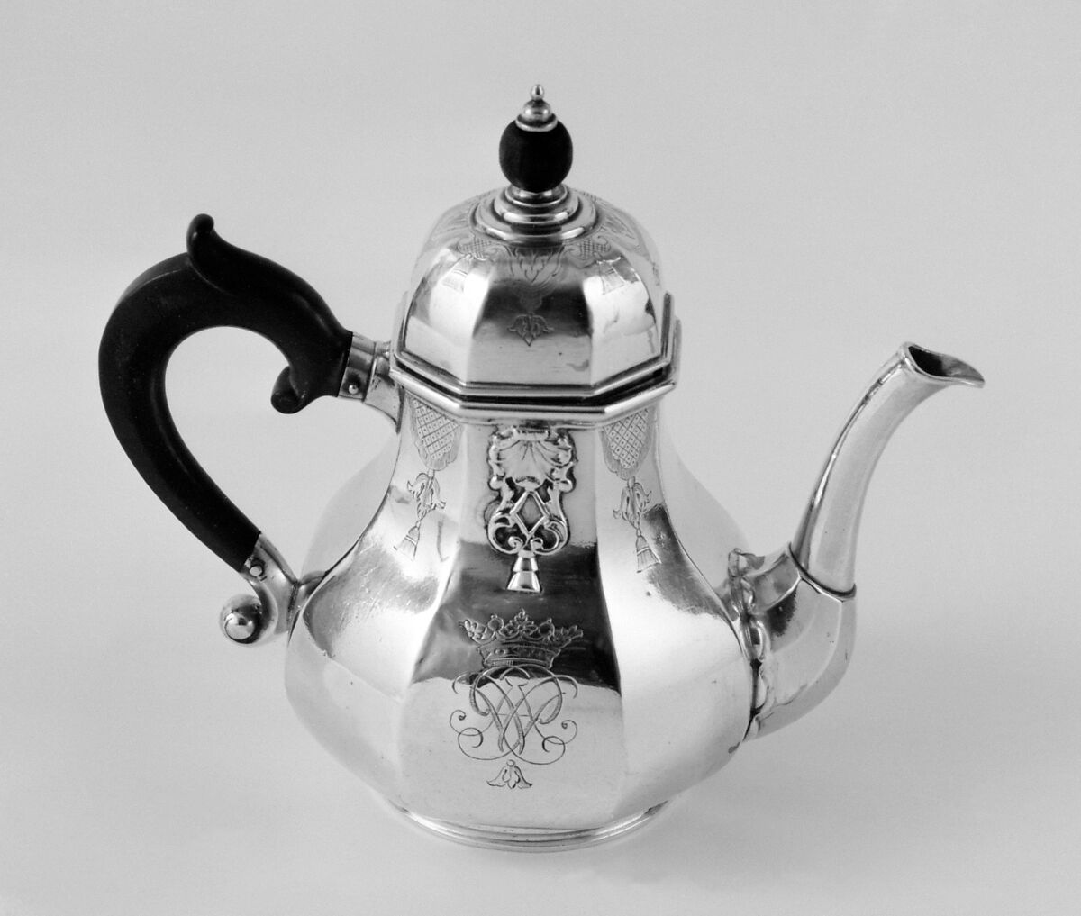 Teapot with cover, Harmanus Nieuwenhuys (1736–1763), Silver, wood, Dutch, Amsterdam