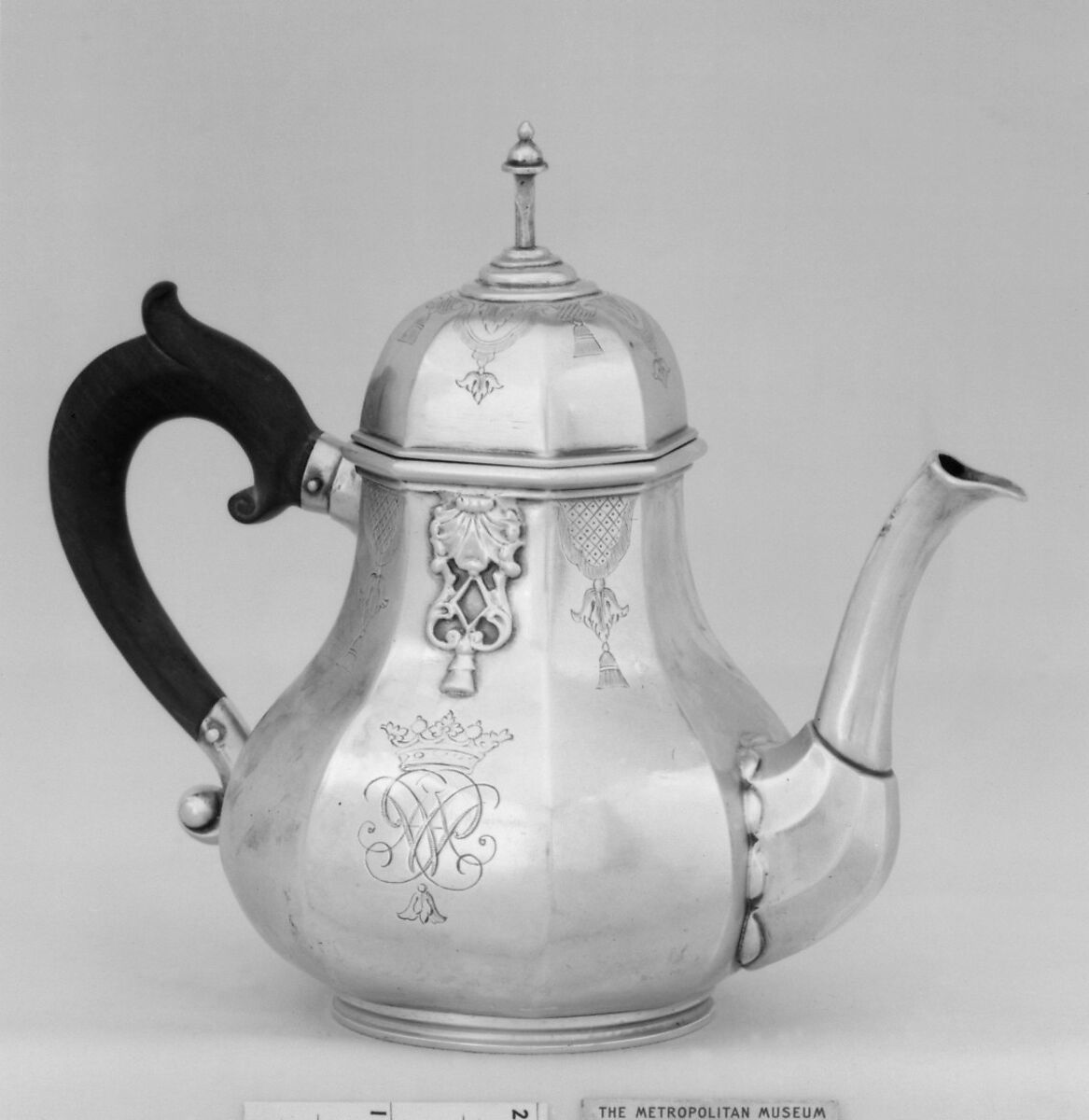 Teapot with cover, Harmanus Nieuwenhuys (1736–1763), Silver, wood, Dutch, Amsterdam 