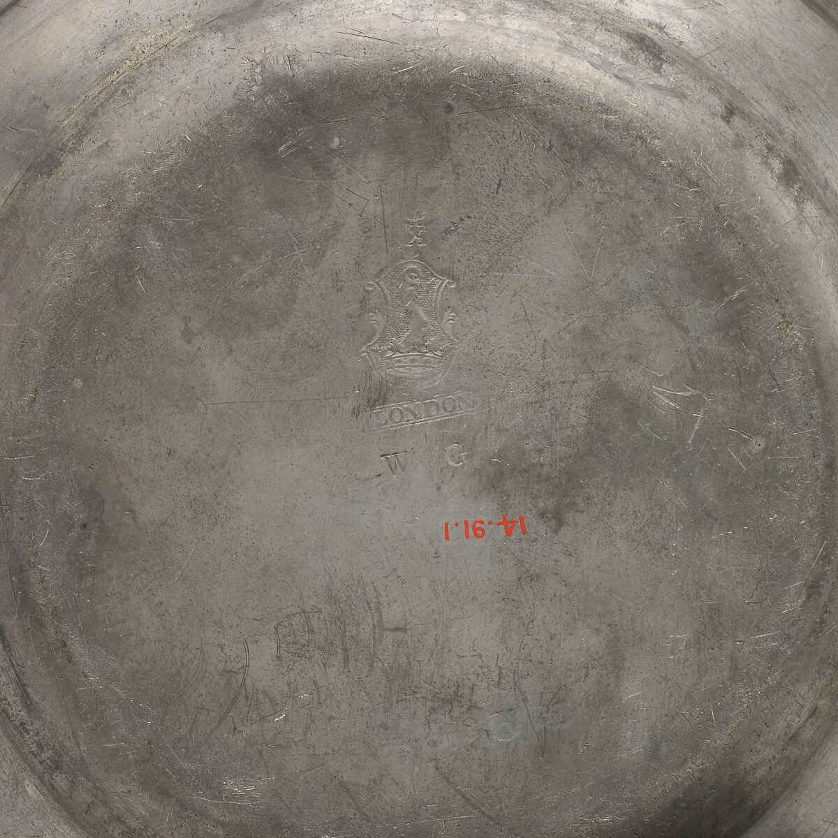 Plate with the arms of the City of London, Possibly John Duncombe (active Birmingham, 1718-1745), Pewter, British