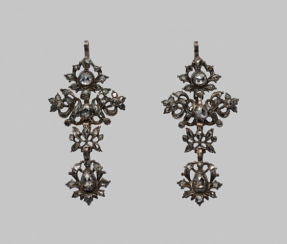 Pair of earrings