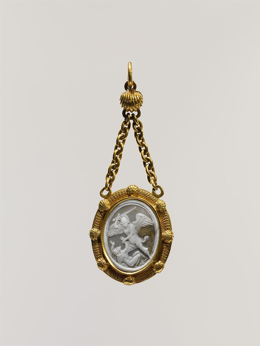 Badge of the Order of Saint Michael, Shell cameo, mounted in gold, with seashell motifs, French 