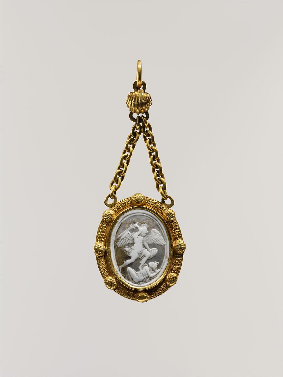 Badge of the Order of Saint Michael, Shell cameo, mounted in gold, with seashell motifs, French