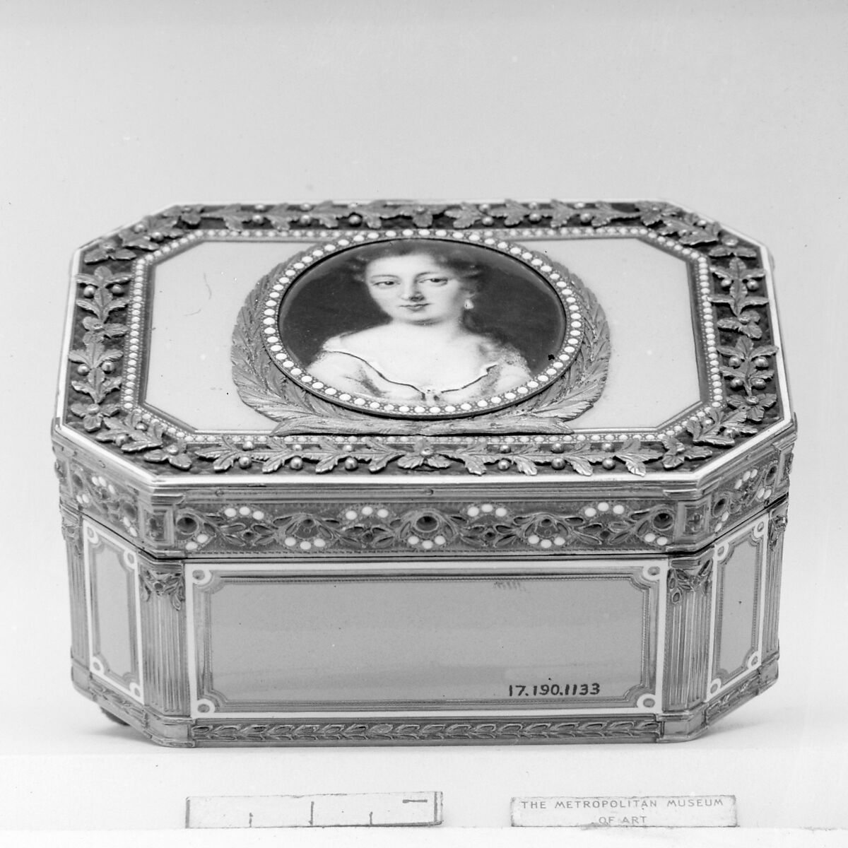 Snuffbox with portrait of a woman, Joseph Etienne Blerzy (French, active 1750–1806), Gold, enamel, French 